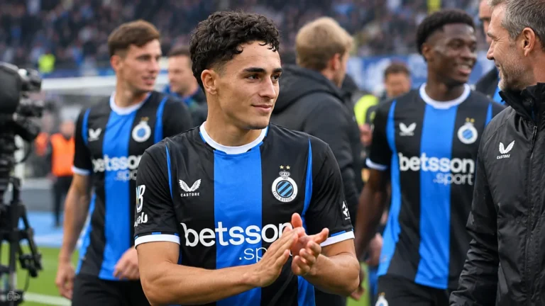 Jan Virgili in het blauw-zwarte shirt van Club Brugge na een wedstrijdmoment.