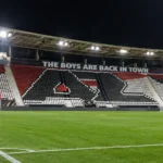 Lege tribune van het AZ-stadion met een rood-wit-zwart patroon in de zitplaatsen.