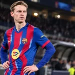 Frenkie de Jong in het tenue van FC Barcelona aan de rand van het veld.