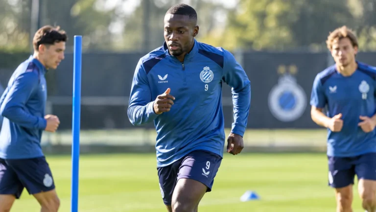 Carlos Forbs traint met Club Brugge op het oefenveld.