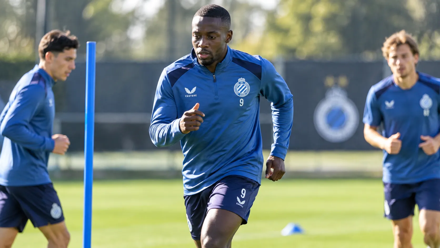 Carlos Forbs traint met Club Brugge op het oefenveld.
