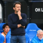 Een staflid van OH Leuven aan de rand van de dug-out.
