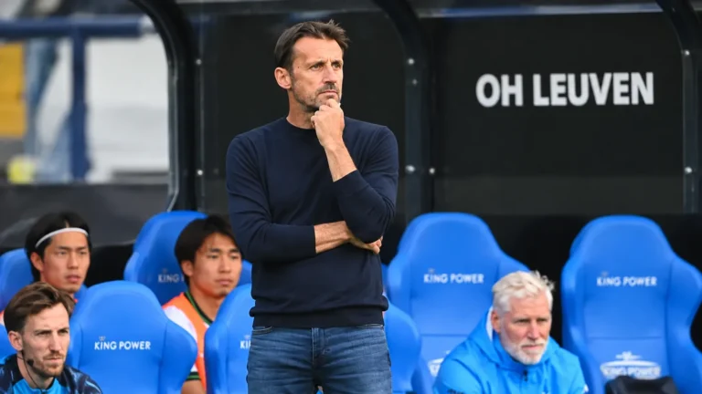 Een staflid van OH Leuven aan de rand van de dug-out.