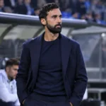 Álvaro Arbeloa in donkere kleding aan de technische zone voor een wedstrijd.