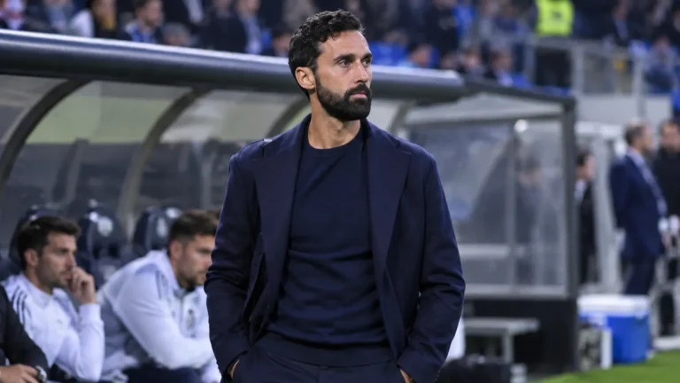 Álvaro Arbeloa in donkere kleding aan de technische zone voor een wedstrijd.