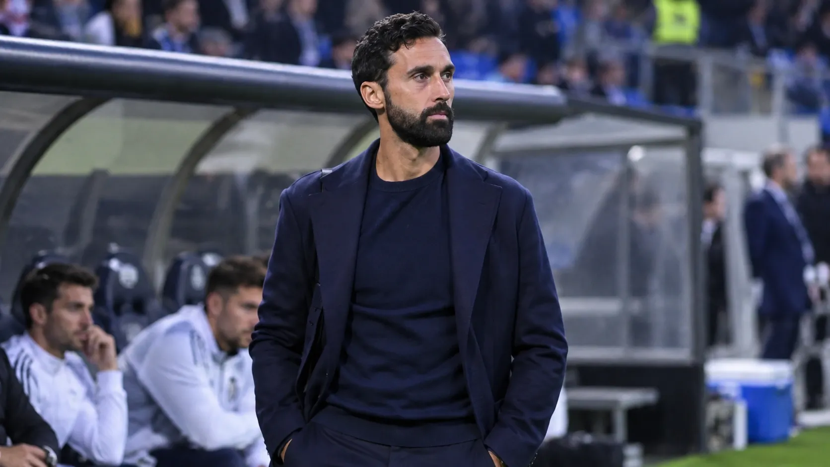 Álvaro Arbeloa in donkere kleding aan de technische zone voor een wedstrijd.