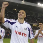 Ivica Mornar in een wit-paars Anderlecht-shirt die na een wedstrijd de vuist opsteekt.
