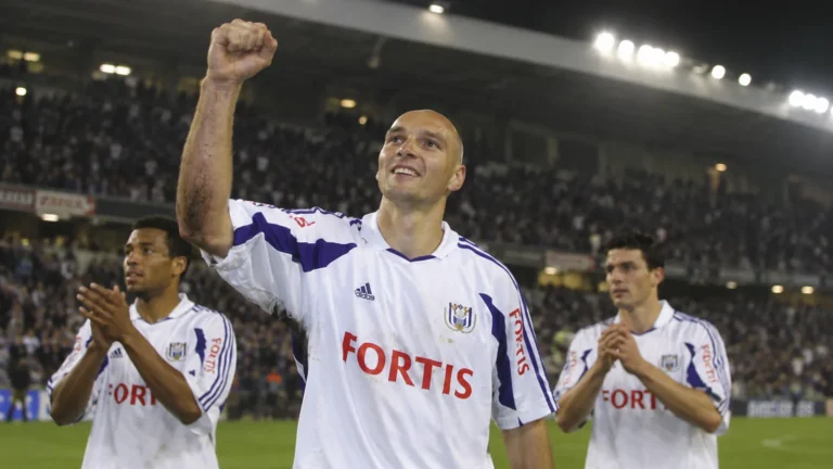 Ivica Mornar in een wit-paars Anderlecht-shirt die na een wedstrijd de vuist opsteekt.