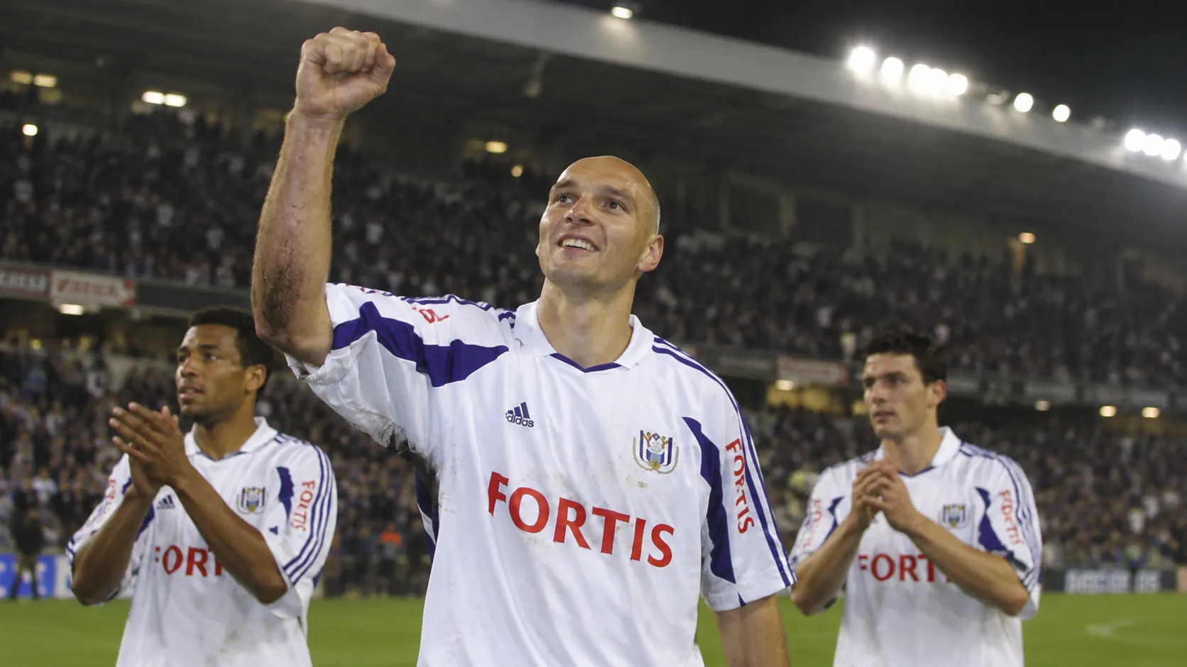 Ivica Mornar in een wit-paars Anderlecht-shirt die na een wedstrijd de vuist opsteekt.