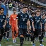 De spelers van Club NXT lopen samen het veld op voor hun Youth League-duel in Milaan.