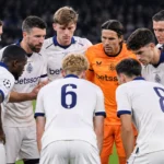 Club Brugge-spelers verzamelen in een hechte kring op het veld voor de wedstrijd.