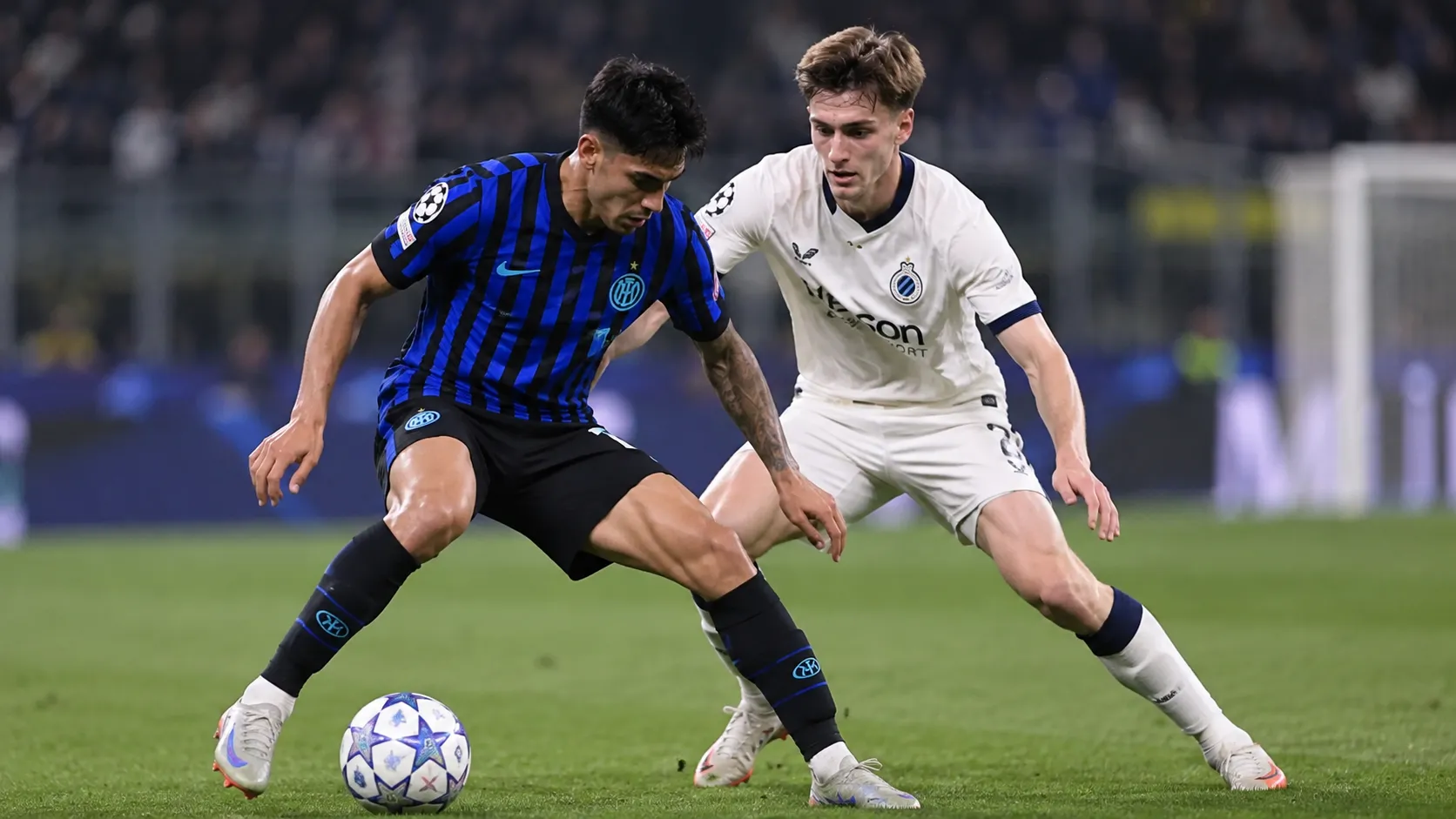 Jorne Spileers van Club Brugge verdedigt in een duel met een speler van Internazionale.