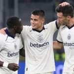 Drie spelers van Club Brugge juichen samen op het veld van San Siro.