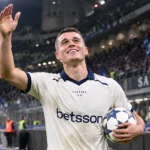 Nicolo Tresoldi van Club Brugge met de matchbal na een wedstrijd.