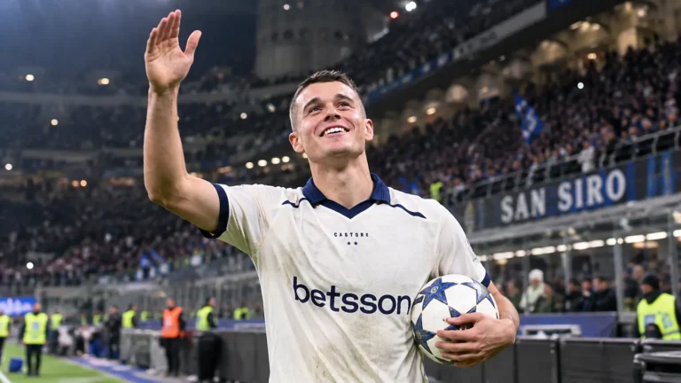 Nicolo Tresoldi van Club Brugge met de matchbal na een wedstrijd.