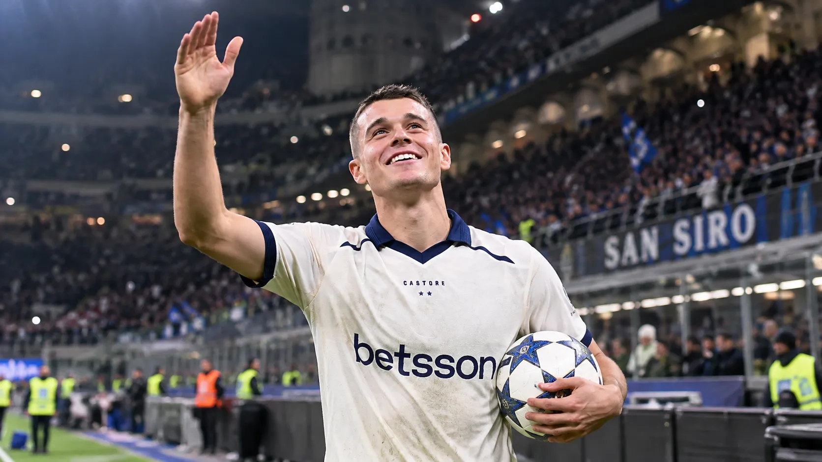Nicolo Tresoldi van Club Brugge met de matchbal na een wedstrijd.