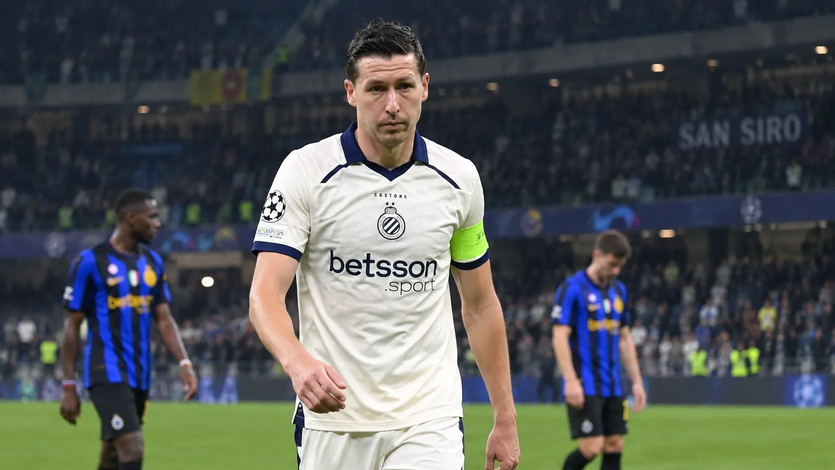 Hans Vanaken van Club Brugge loopt na de wedstrijd op het veld van San Siro.