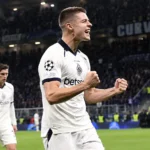 Club Brugge-spelers vieren uitbundig op het veld na een Champions League-wedstrijd.