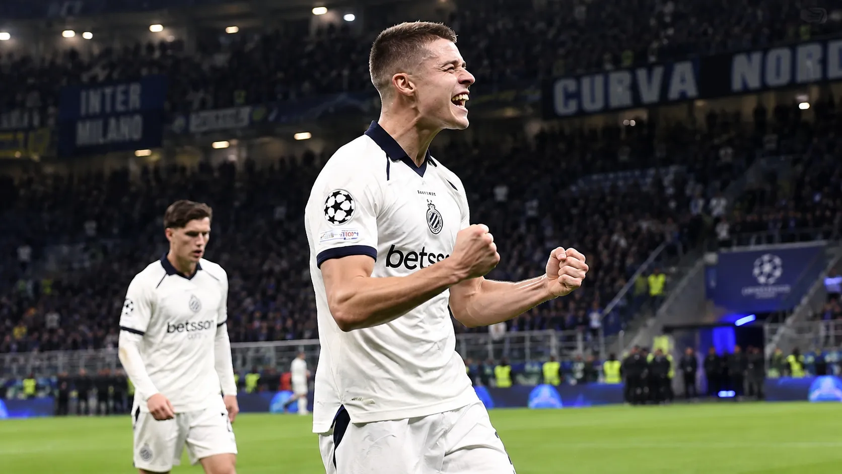 Club Brugge-spelers vieren uitbundig op het veld na een Champions League-wedstrijd.