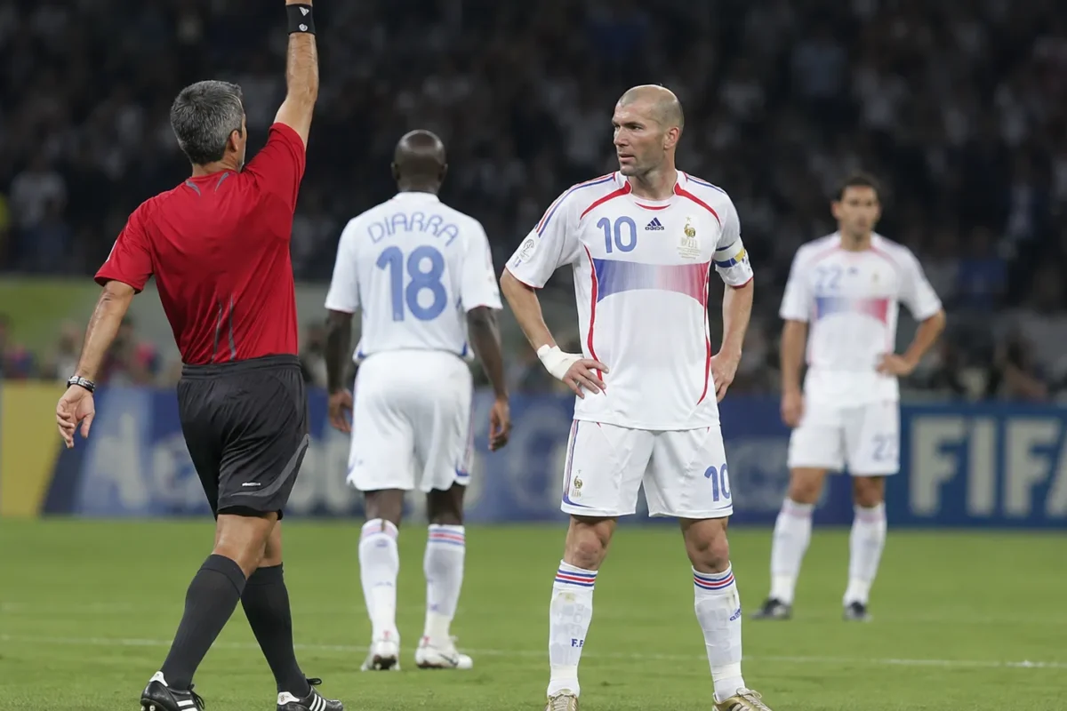 Zinedine Zidane in het witte Frankrijk-tenue op het veld tijdens het WK van 2006.