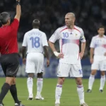 Zinedine Zidane in het witte Frankrijk-tenue op het veld tijdens het WK van 2006.