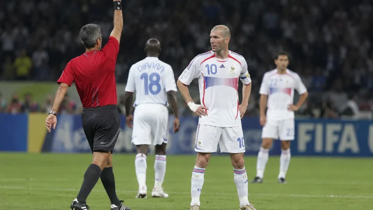 Zinedine Zidane in het witte Frankrijk-tenue op het veld tijdens het WK van 2006.