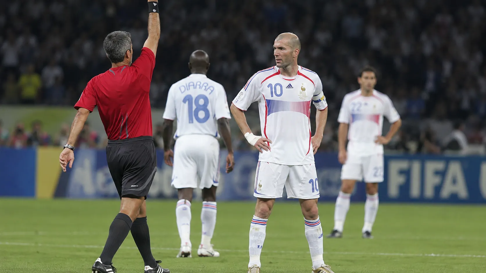 Zinedine Zidane in het witte Frankrijk-tenue op het veld tijdens het WK van 2006.