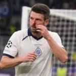 Brandon Mechele staat na een botsing op het veld in zijn witte Club Brugge-tenue.
