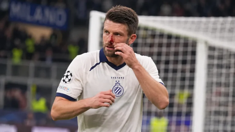 Brandon Mechele staat na een botsing op het veld in zijn witte Club Brugge-tenue.