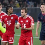 Bayern München-spelers reageren bij de scheidsrechter tijdens de wedstrijd op het kunstgras van Viking FK.