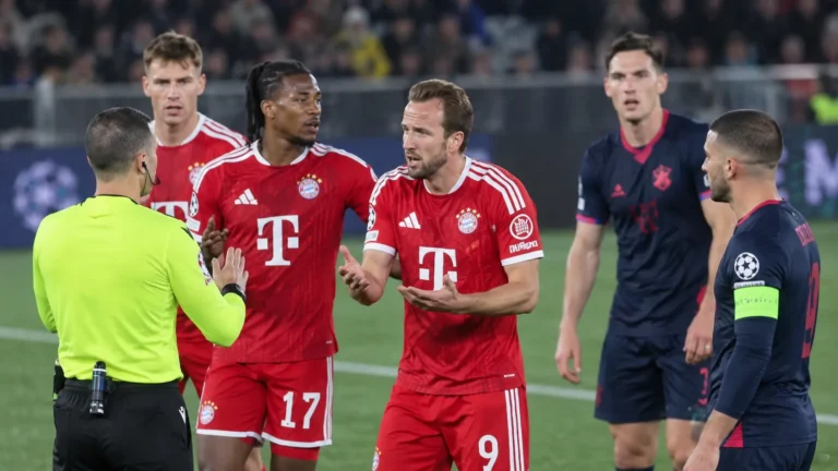 Bayern München-spelers reageren bij de scheidsrechter tijdens de wedstrijd op het kunstgras van Viking FK.