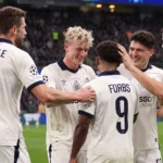 Een groep spelers van Club Brugge viert samen op het veld na de wedstrijd.