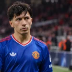Lisandro Martinez in het shirt van Manchester United na een wedstrijd op het veld.