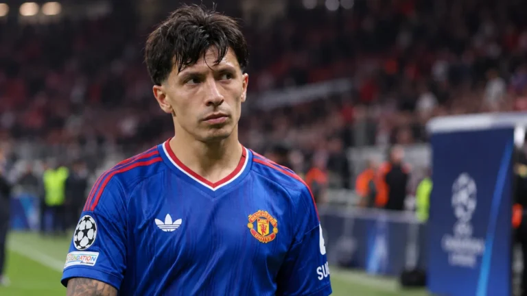 Lisandro Martinez in het shirt van Manchester United na een wedstrijd op het veld.
