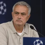 José Mourinho reageert ernstig tijdens een persconferentie van Real Madrid.