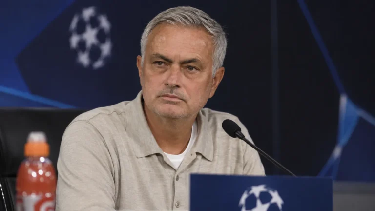 José Mourinho reageert ernstig tijdens een persconferentie van Real Madrid.