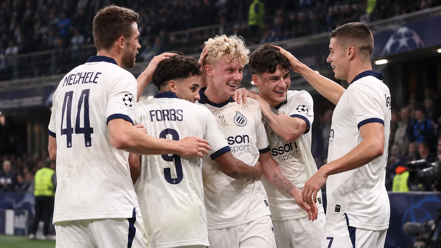 Spelers van Club Brugge vieren samen na een Europese uitoverwinning.