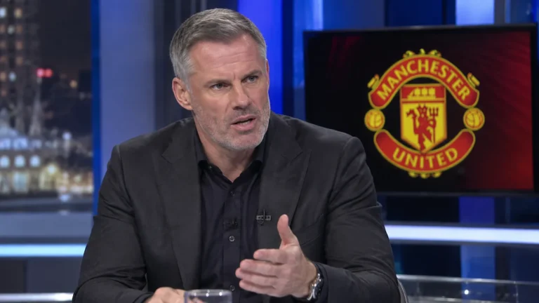 Jamie Carragher spreekt in een televisiestudio met een Manchester United-embleem op een monitor.