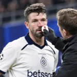 Brandon Mechele van Club Brugge wordt op het veld verzorgd aan zijn neus.