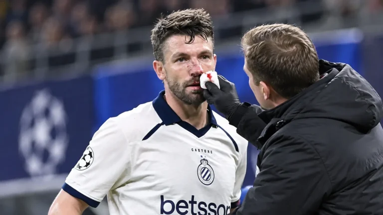 Brandon Mechele van Club Brugge wordt op het veld verzorgd aan zijn neus.