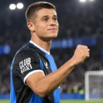Een Club Brugge-speler viert tijdens een avondwedstrijd met gebalde vuist.