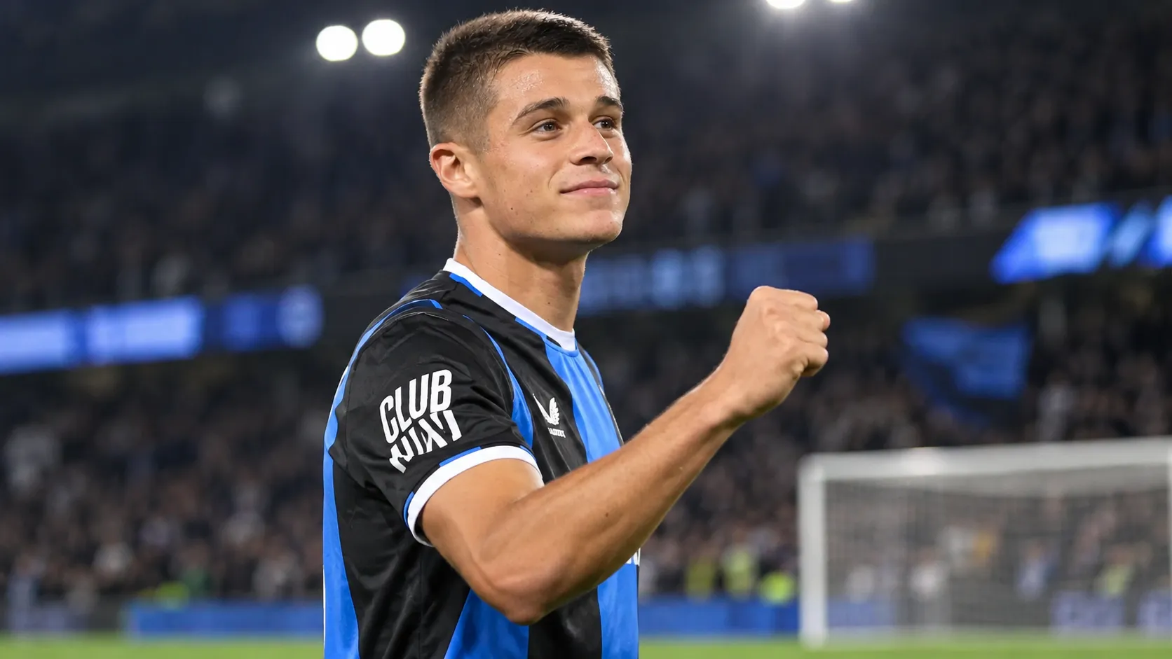 Een Club Brugge-speler viert tijdens een avondwedstrijd met gebalde vuist.
