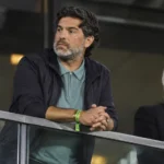 Mehdi Bayat staat aan de railing van een stadiontribune.