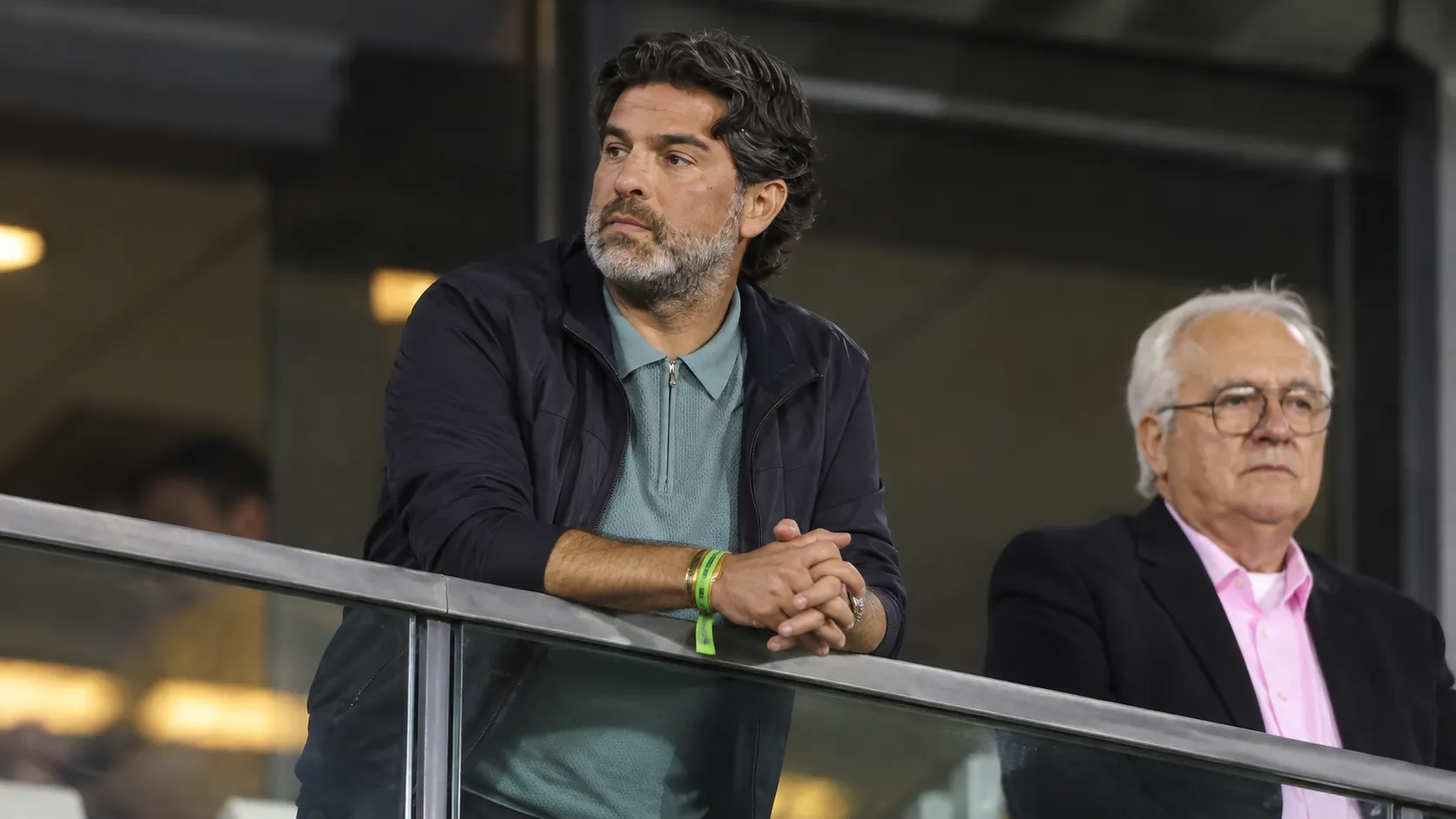 Mehdi Bayat staat aan de railing van een stadiontribune.
