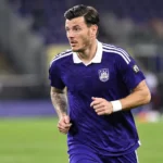 Giulian Biancone in het paarse tenue van Anderlecht tijdens een opwarming op het veld.