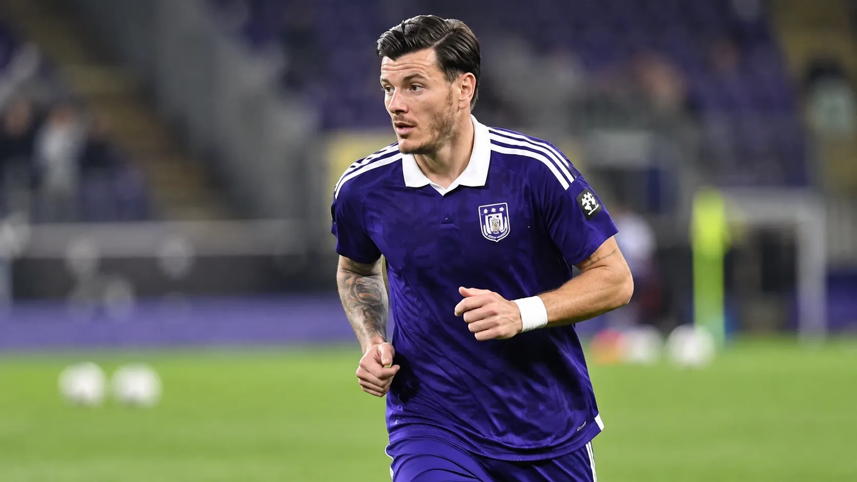 Giulian Biancone in het paarse tenue van Anderlecht tijdens een opwarming op het veld.