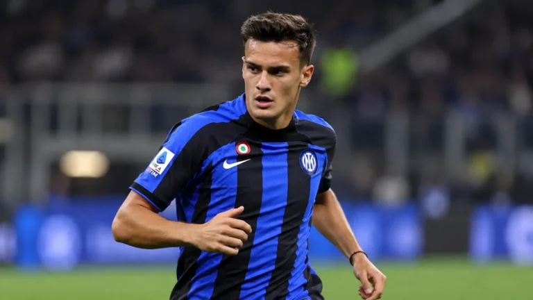 Aleksandar Stanković in het shirt van Inter Milan tijdens een wedstrijdactie.