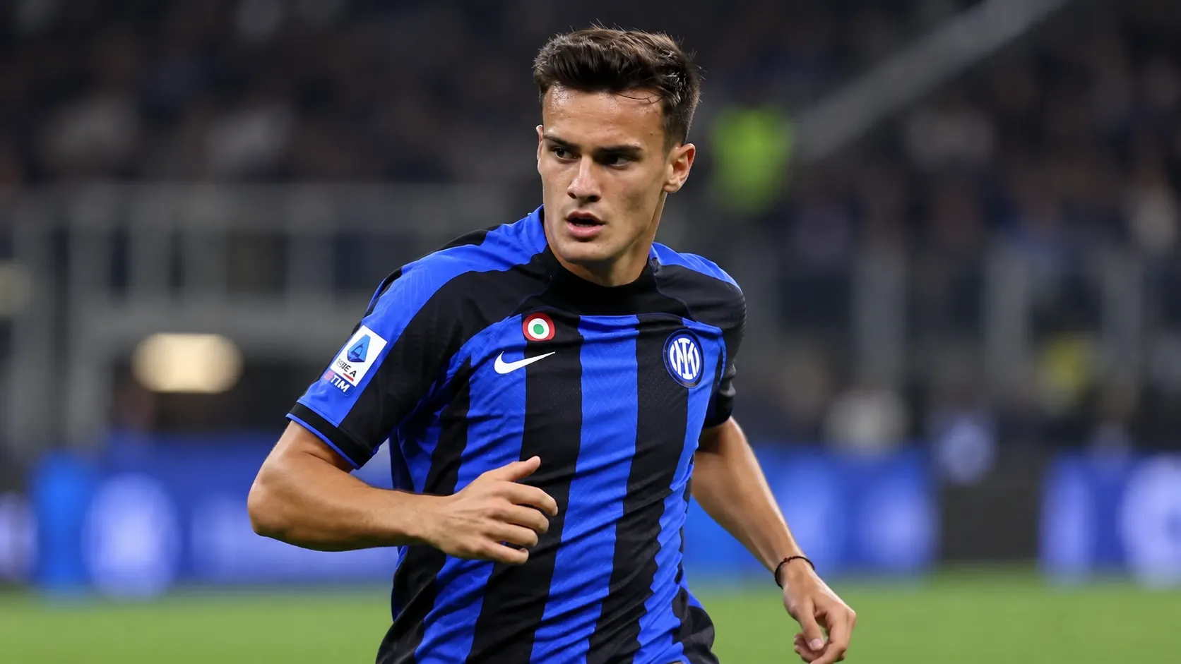 Aleksandar Stanković in het shirt van Inter Milan tijdens een wedstrijdactie.