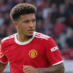 Jadon Sancho in een rood Manchester United-shirt in een stadion.