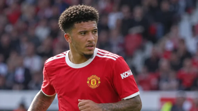 Jadon Sancho in een rood Manchester United-shirt in een stadion.